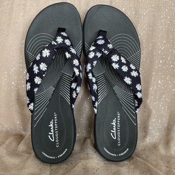 Brand New Clark’s Cloudsteppers Washable Cushioned Black White Daisy Sandals - Picture 3 of 16